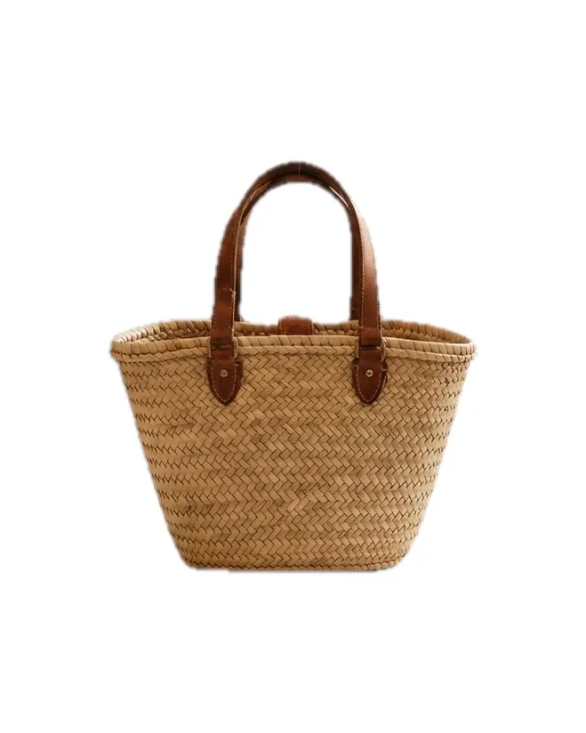 Dopo: la borsa di paglia su fondo bianco
